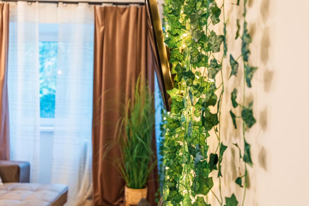 Jungle Apartment 15 Min Walk To Beach & Downtown Constanta Bagian luar foto