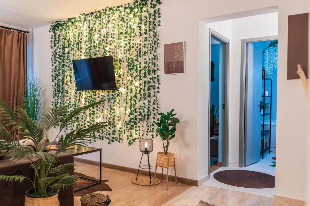 Jungle Apartment 15 Min Walk To Beach & Downtown Constanta Bagian luar foto