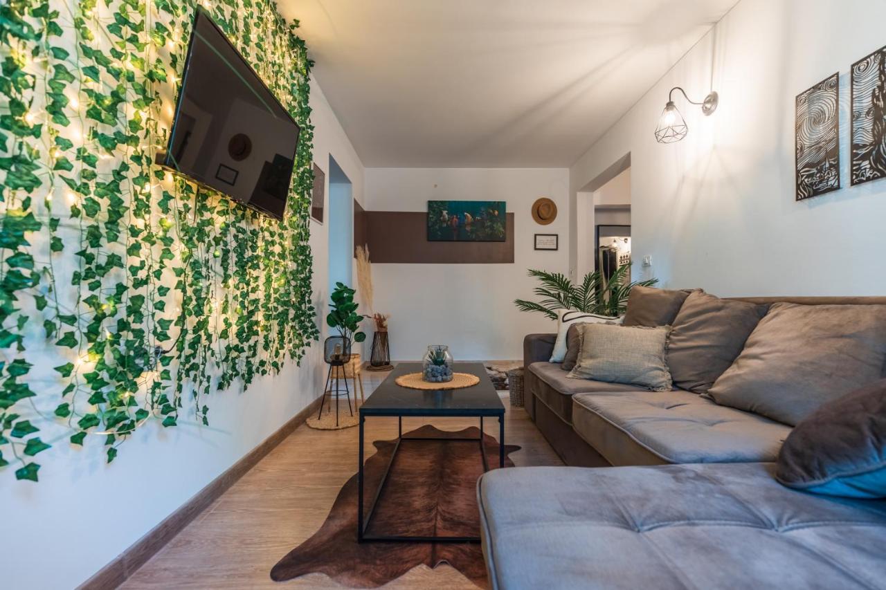 Jungle Apartment 15 Min Walk To Beach & Downtown Constanta Bagian luar foto