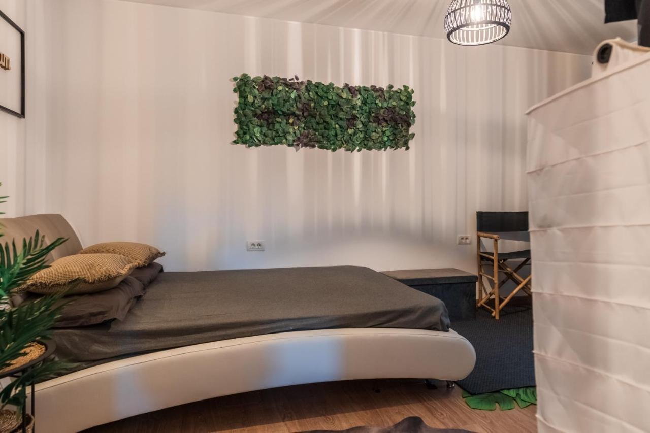 Jungle Apartment 15 Min Walk To Beach & Downtown Constanta Bagian luar foto