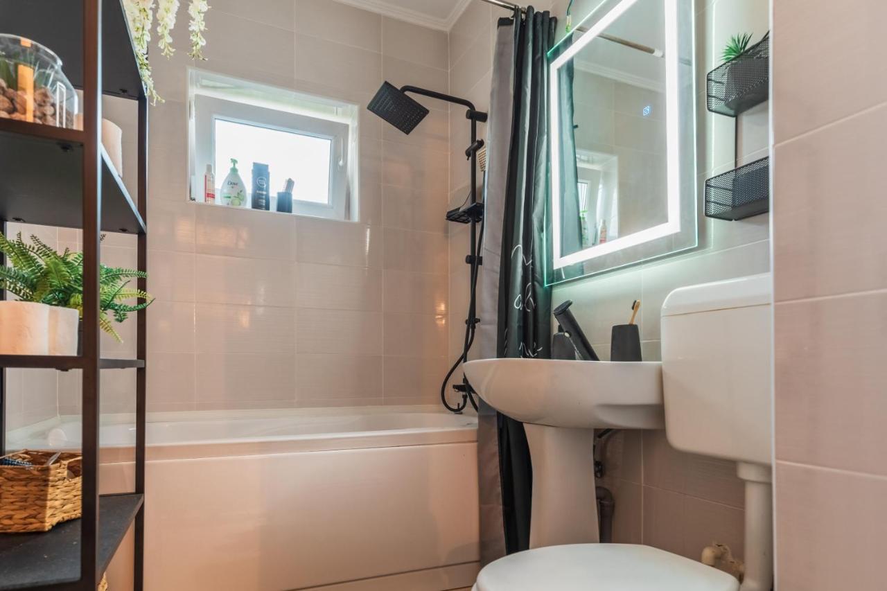 Jungle Apartment 15 Min Walk To Beach & Downtown Constanta Bagian luar foto