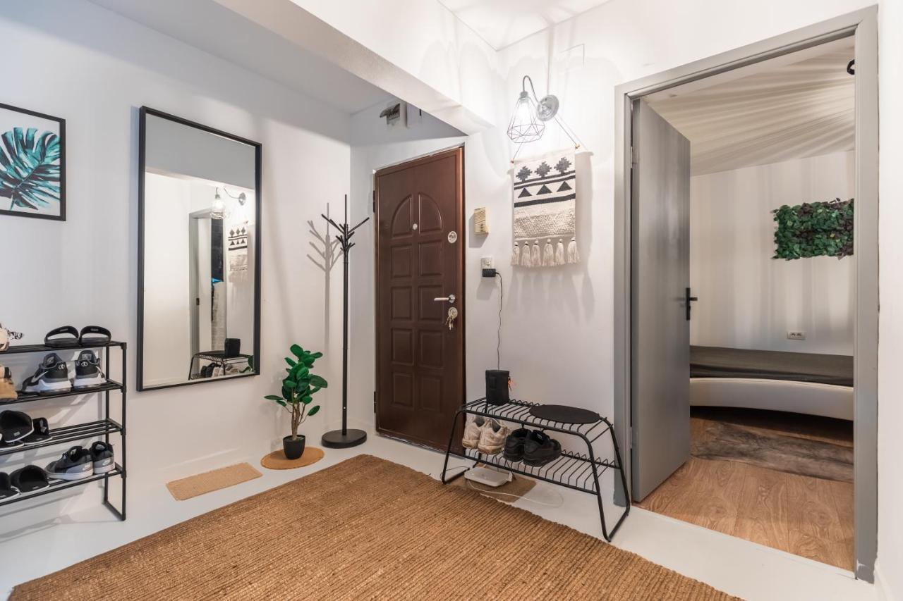 Jungle Apartment 15 Min Walk To Beach & Downtown Constanta Bagian luar foto