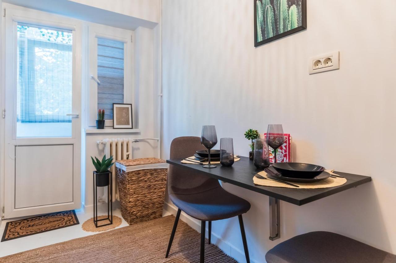 Jungle Apartment 15 Min Walk To Beach & Downtown Constanta Bagian luar foto